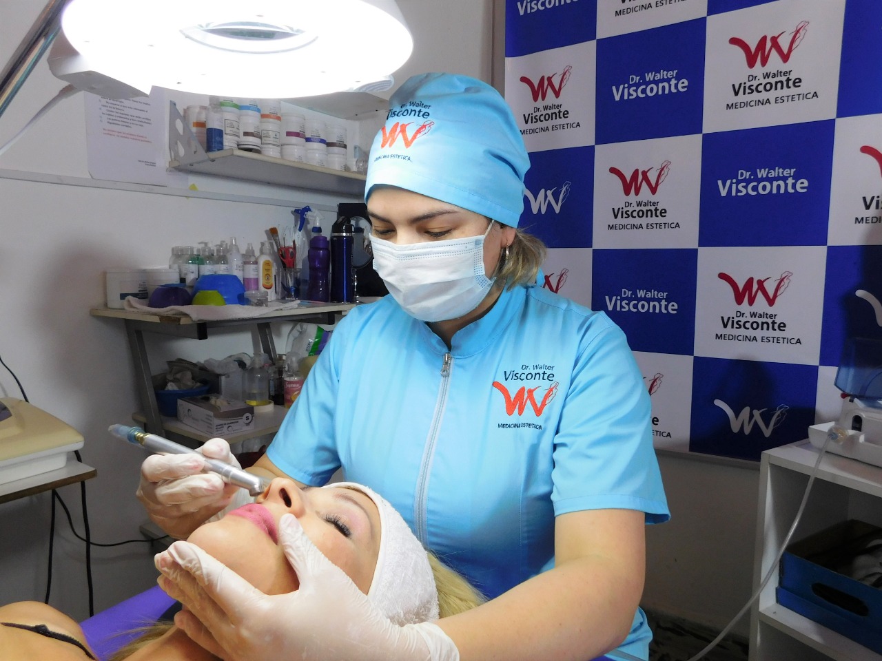Dr. Walter Visconte realizando un procedimiento médico estético preciso y controlado en consultorio con instrumental certificado