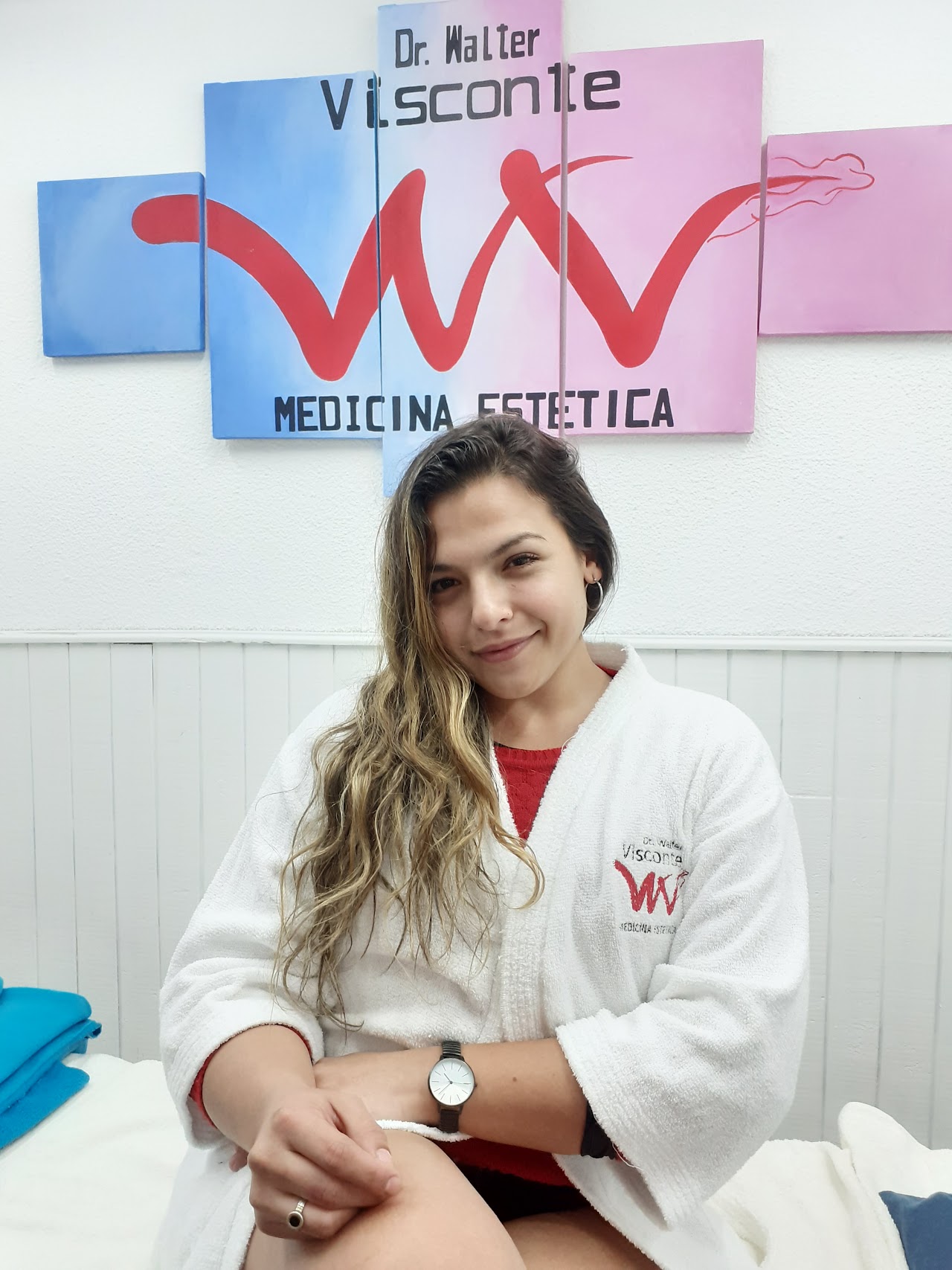 Consultorio médico de estética moderno, luminoso y aséptico con sillón clínico reclinable ergonómico y aparatología de última generación